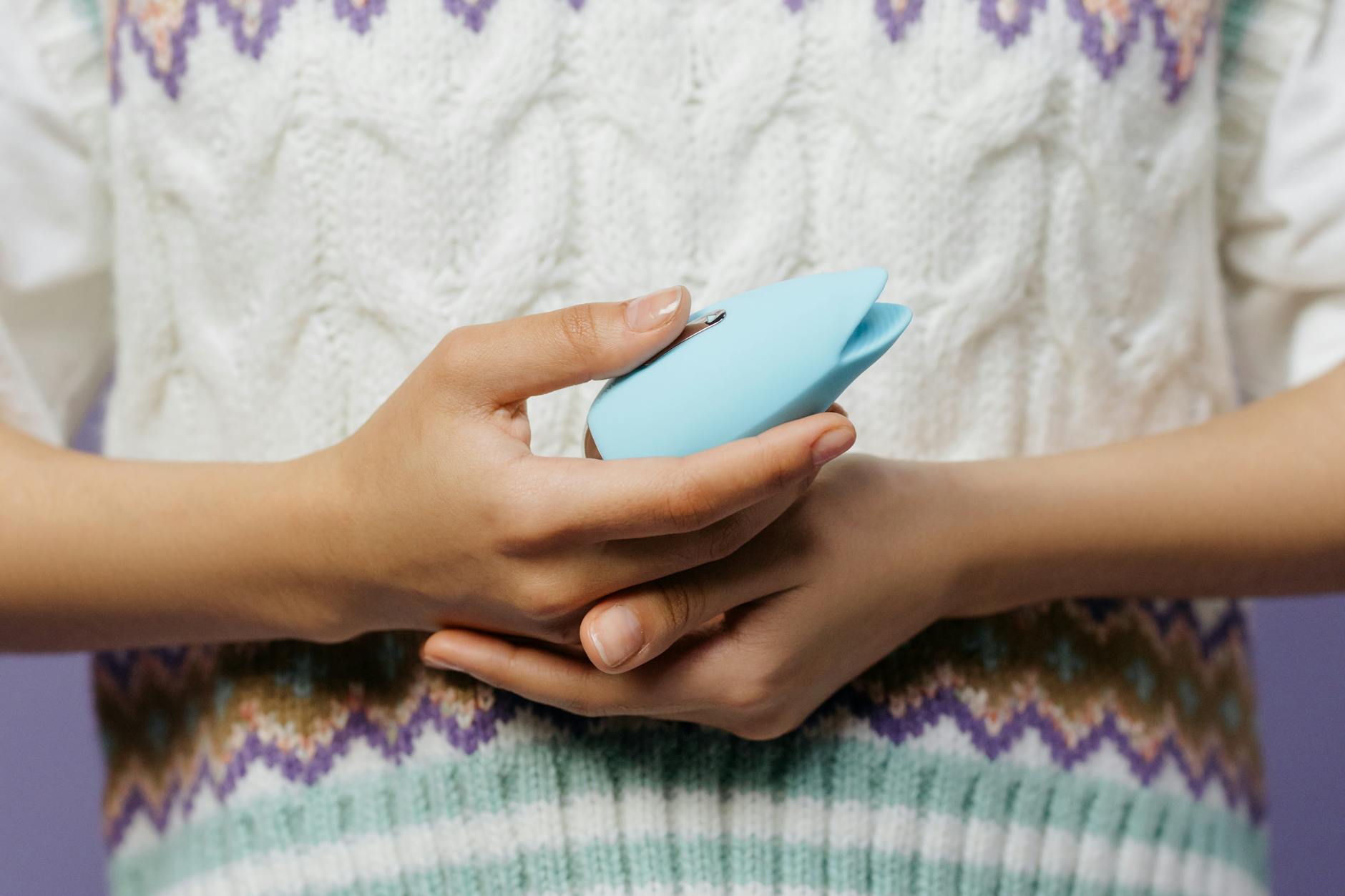 Vibrador siendo sostenido contra una textura acogedora